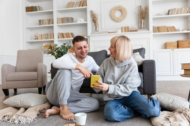 Adorable pareja pasar tiempo de calidad juntos en casa