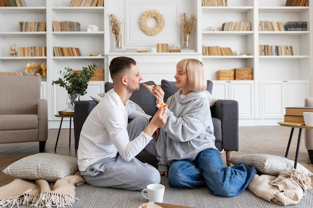 Foto gratuita adorable pareja pasar tiempo de calidad juntos en casa