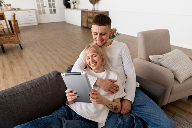 Adorable pareja pasar tiempo juntos en casa