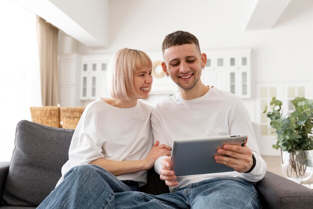 Adorable pareja pasar tiempo juntos en casa