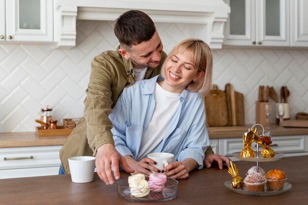 Adorable pareja pasar tiempo juntos en casa