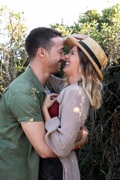 Adorable pareja pasar tiempo juntos en el día de san valentín