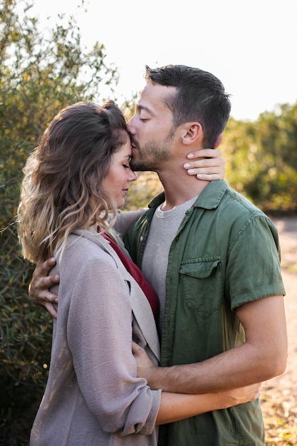 Adorable pareja pasar tiempo juntos en el día de san valentín