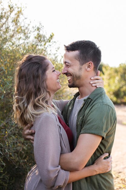 Adorable pareja pasar tiempo juntos en el día de san valentín