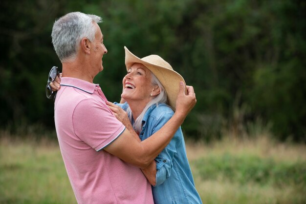 Adorable pareja senior con algo de tiempo de calidad al aire libre