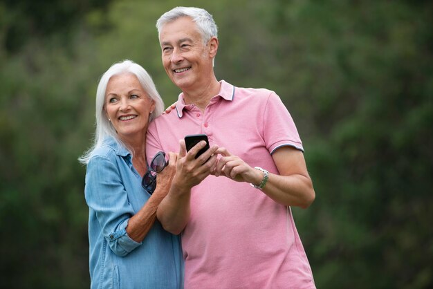 Adorable pareja senior con algo de tiempo de calidad al aire libre