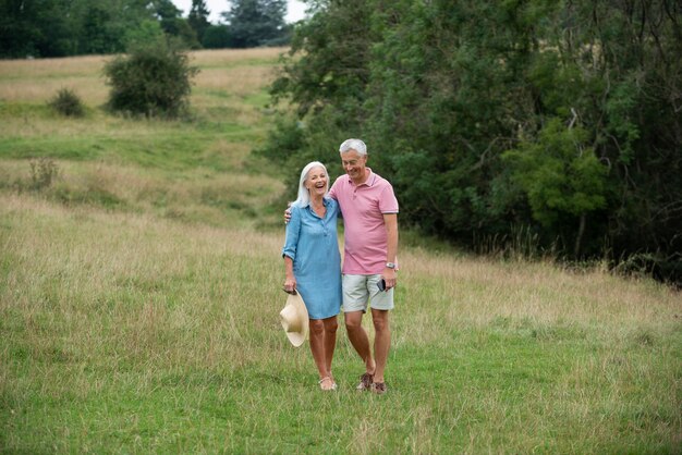 Adorable pareja senior con algo de tiempo de calidad al aire libre