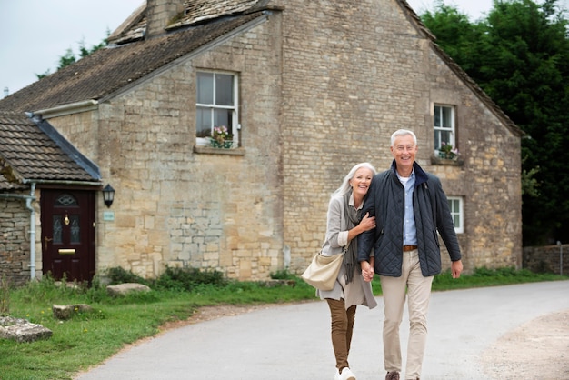 Adorable pareja senior con algo de tiempo de calidad al aire libre