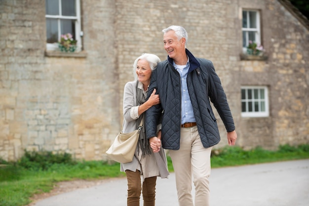 Adorable pareja senior con algo de tiempo de calidad al aire libre