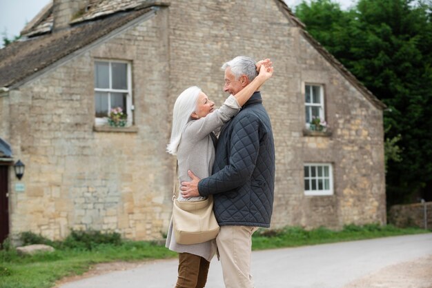 Adorable pareja senior con algo de tiempo de calidad al aire libre