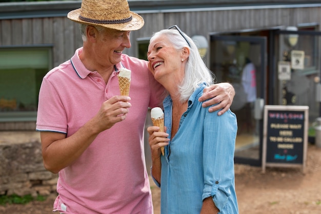 Foto gratuita adorable pareja senior disfrutando de un helado juntos al aire libre