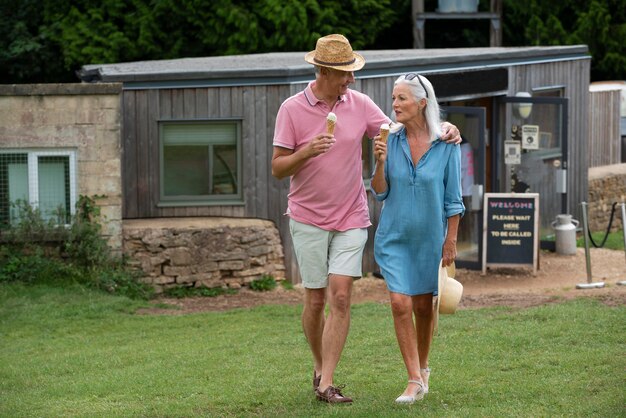 Adorable pareja senior disfrutando de un helado juntos al aire libre