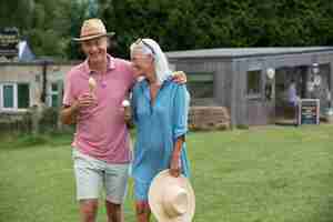 Foto gratuita adorable pareja senior disfrutando de un helado juntos al aire libre