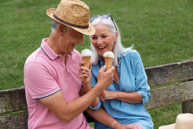 Adorable pareja senior disfrutando de un helado juntos al aire libre