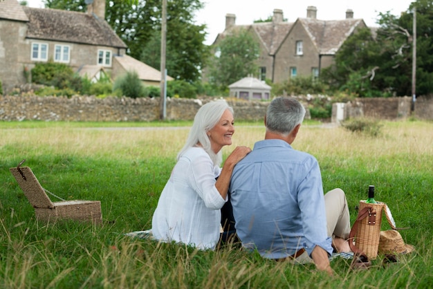 Adorable pareja senior haciendo un picnic al aire libre