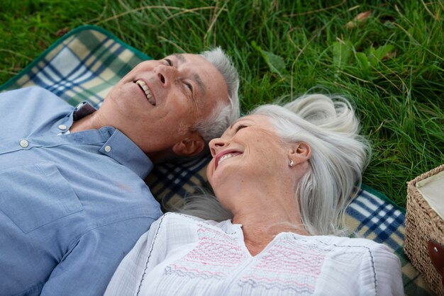 Adorable pareja senior haciendo un picnic al aire libre