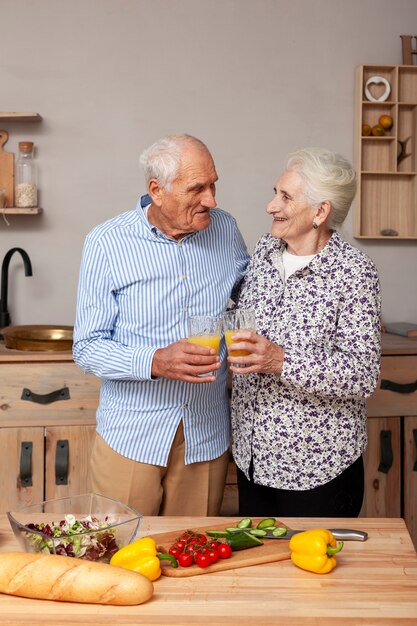 Adorable pareja senior junto en la cocina