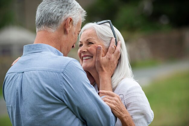 Adorable pareja senior mirando el uno al otro de una manera cariñosa