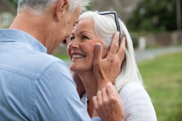 Adorable pareja senior mirando el uno al otro de una manera cariñosa