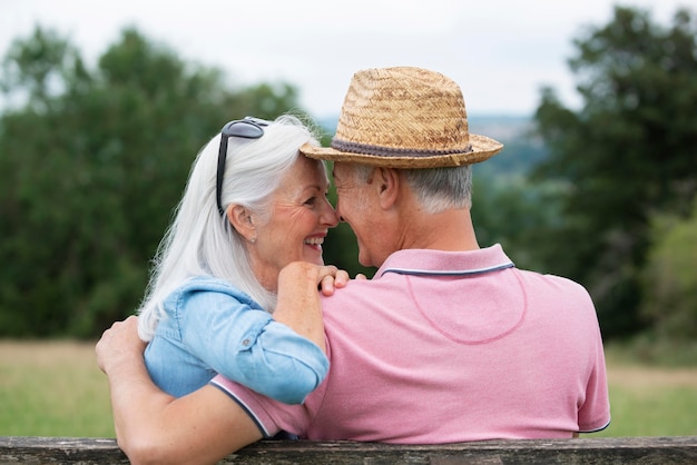 Adorable pareja senior mirando el uno al otro de una manera cariñosa