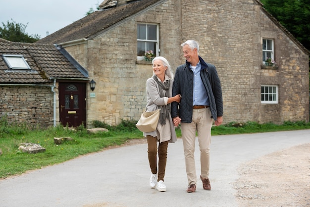 Foto gratuita adorable pareja senior siendo cariñosa mientras da un paseo