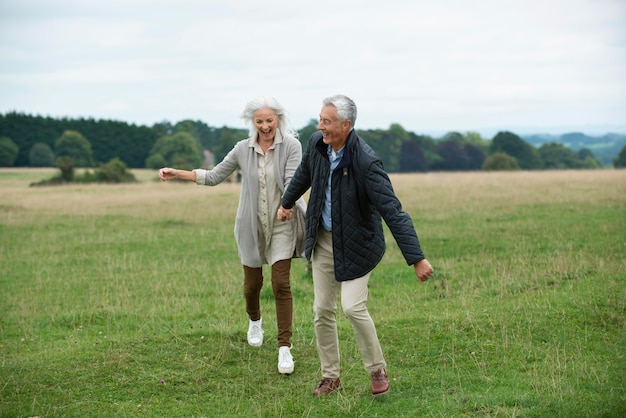 Adorable pareja senior siendo cariñosa mientras da un paseo