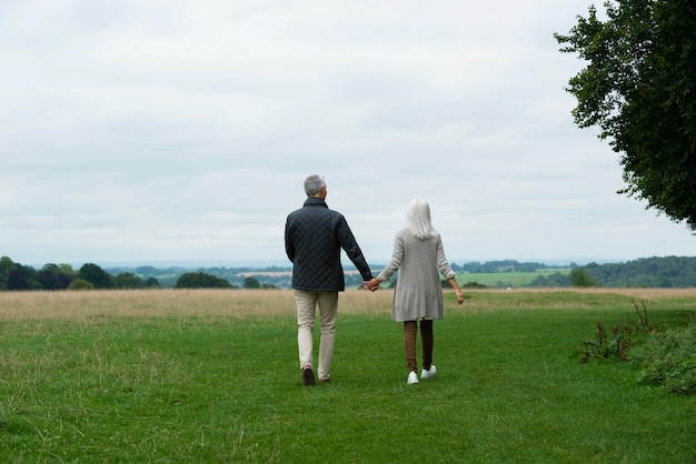 Adorable pareja senior siendo cariñosa mientras da un paseo