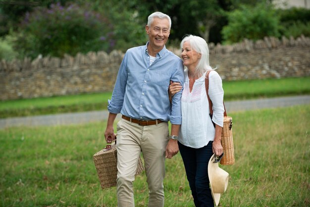 Adorable pareja senior siendo cariñosa mientras da un paseo