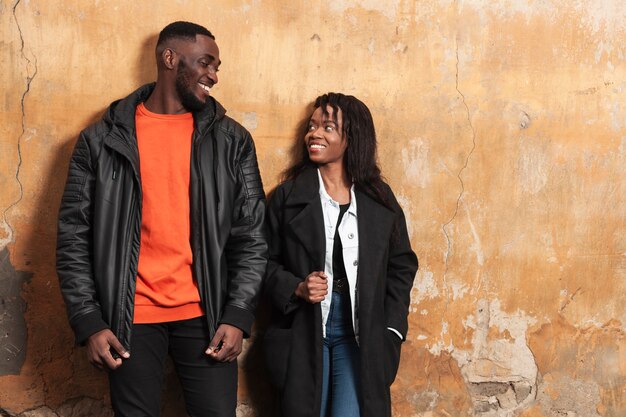 Foto gratuita adorable pareja sonriendo el uno al otro