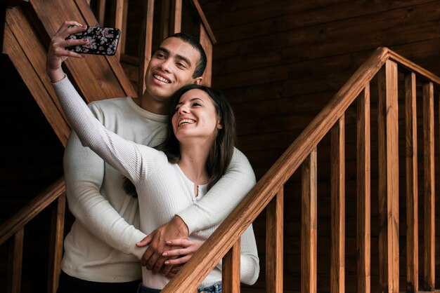 Adorable pareja tomando una selfie