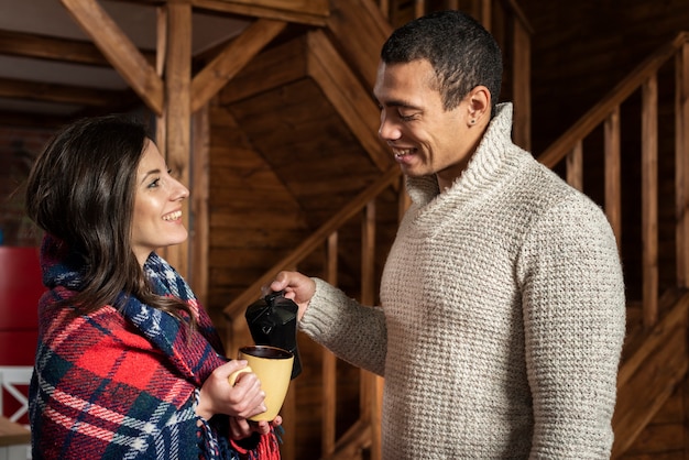 Foto gratuita adorable pareja tomando el té juntos