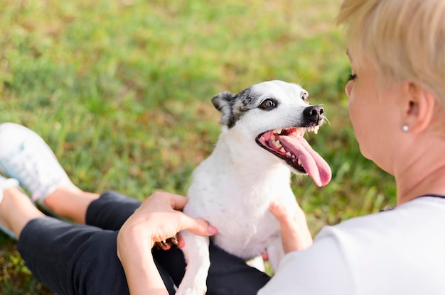 Foto gratuita adorable perrito disfrutando de la naturaleza