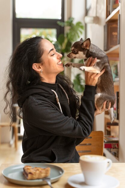 Adorable perro chihuahua con dueña