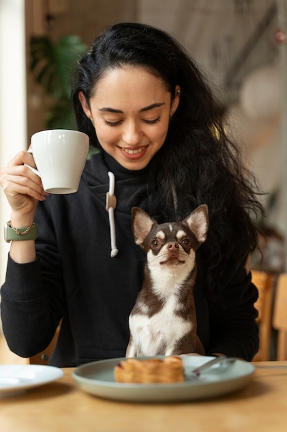 Adorable perro chihuahua con dueña