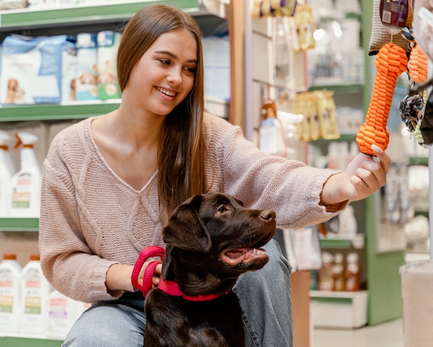 Adorable perro con dueño en la tienda de mascotas