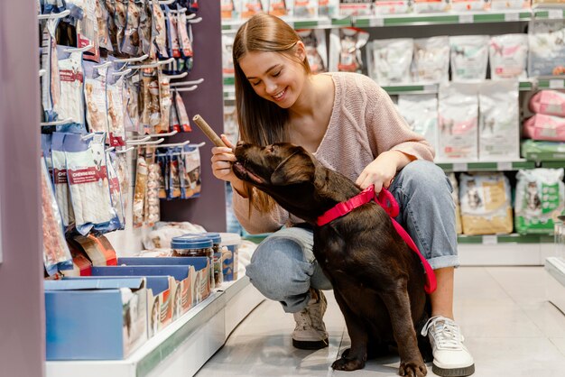 Adorable perro con dueño en la tienda de mascotas