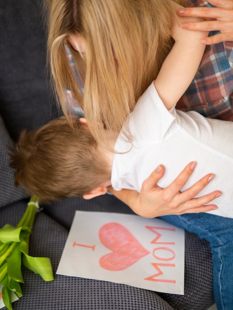 Adorable rubia madre e hijo jugando juntos