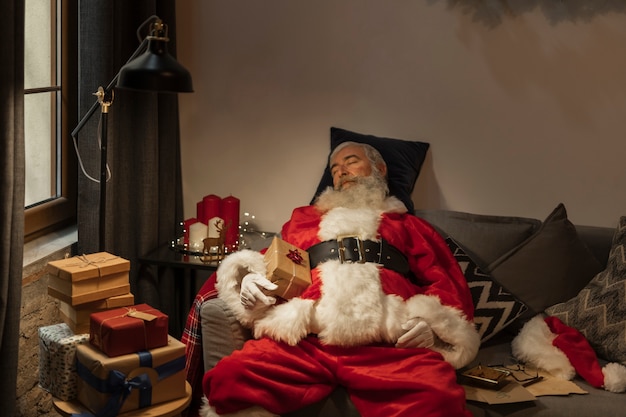 Adorable santa claus tomando una siesta