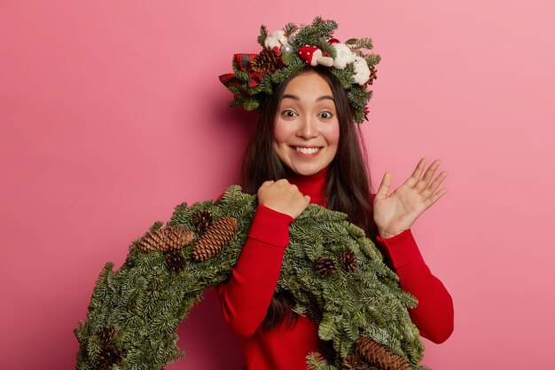 Foto gratuita adorable señorita sonríe agradablemente vistiendo una corona festiva en la cabeza