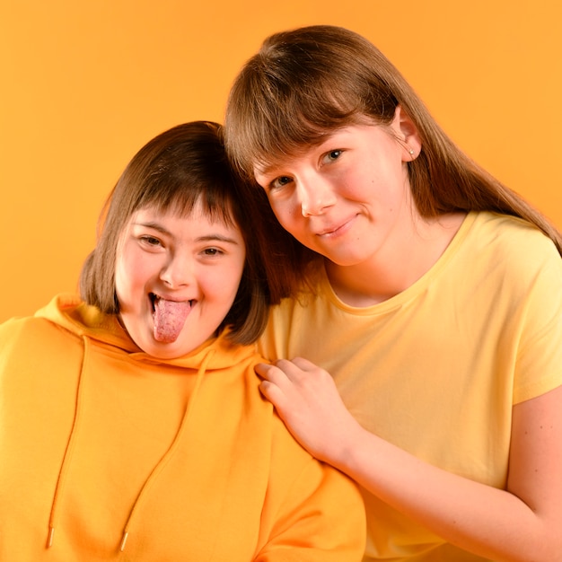 Foto gratuita adorables chicas jóvenes posando juntos