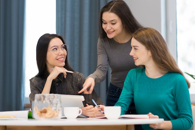 Adorables hembras adultas que hacen un proyecto juntas