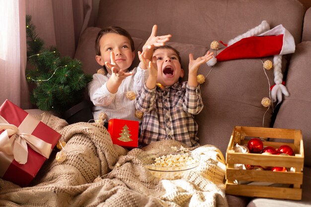 Adorables hermanitos pasar tiempo juntos en Navidad