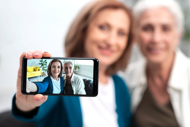 Adorables mujeres maduras tomando una selfie