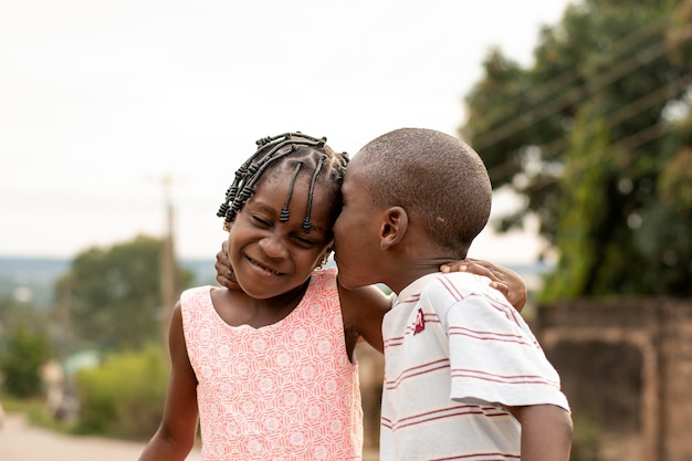 Foto gratuita adorables niños negros africanos