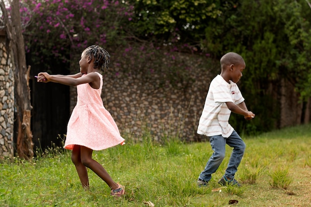 Foto gratuita adorables niños negros africanos