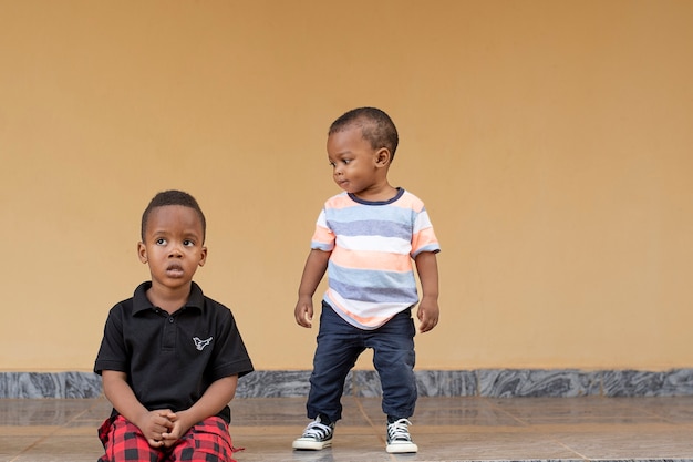 Foto gratuita adorables niños negros africanos