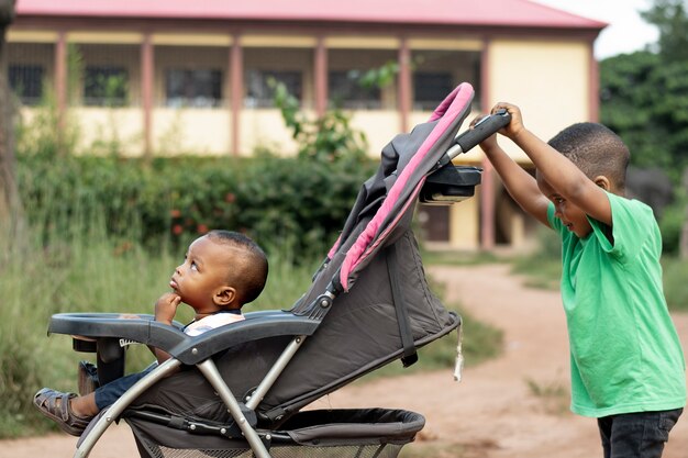 Adorables niños negros africanos