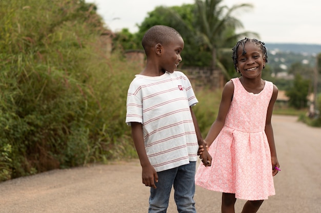 Adorables niños negros africanos