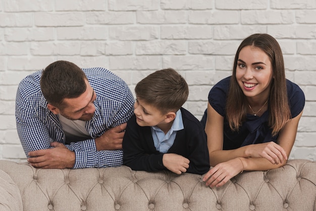 Foto gratuita adorables padres de familia con hijo