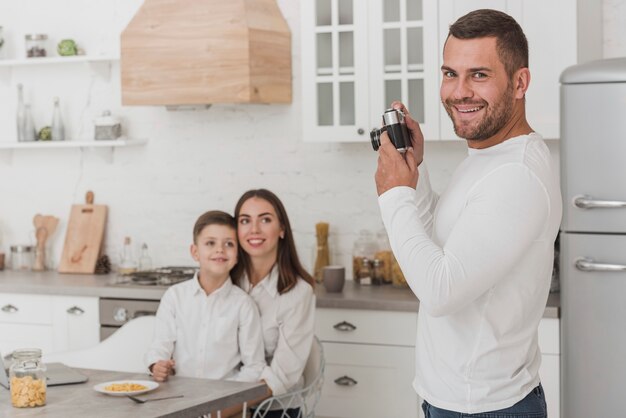 Adorables padres con hijo en la cocina